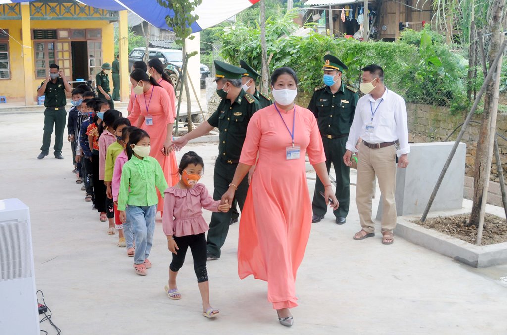 Niềm vui đầu năm học mới ở bản Mơ Tươi